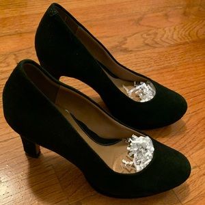 Clark's Softwear Black Suede Heel Pumps 6 …